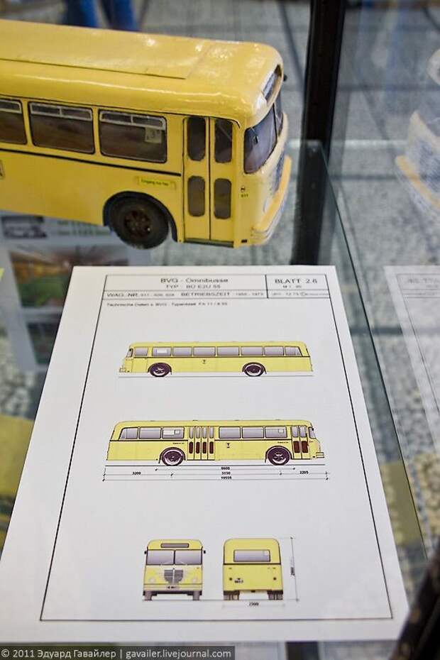 К концу Второй мировой из девятисот единиц техники на ходу осталось всего лишь 18 автобусов. Ситуация с автобусным парком стабилизировалась только к пятидесятым годам.  Омнибус 1955 года. Прослужил до 1973