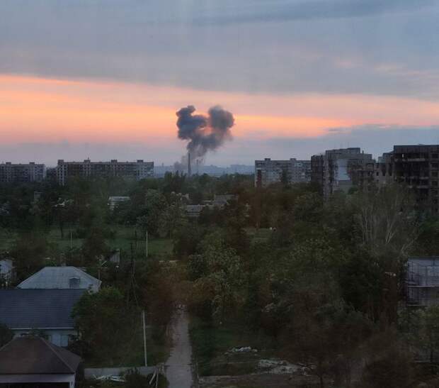 В Мариуполе территория печально известного завода «Азовсталь» подверглась ракетному обстрелу ВСУ. Видео и фото...