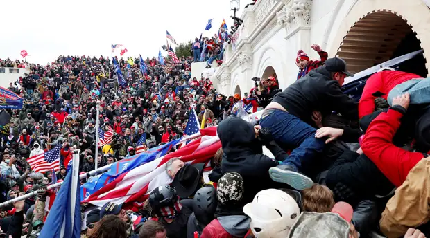 «Перекроить политическую систему»: как в США ищут доказательства «сговора» команды Трампа с участниками штурма Капитолия