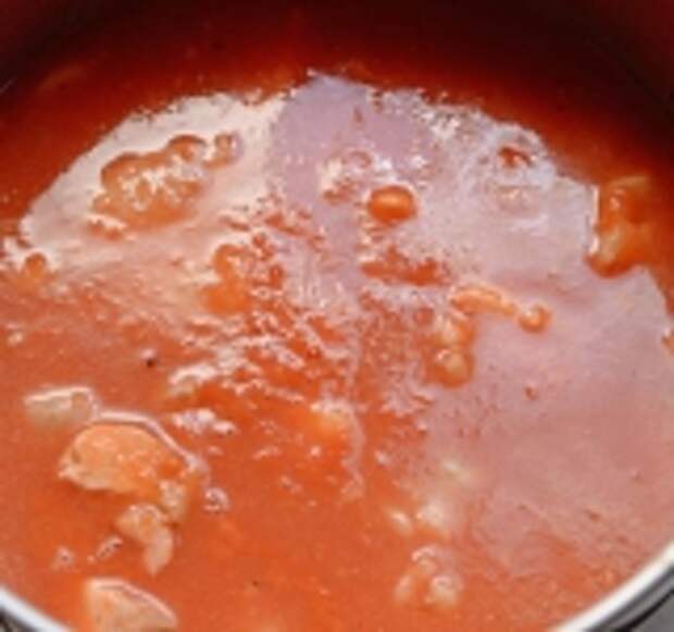 Измельчите с помощью блендера рубленные томаты (чтобы получилась однородная масса), добавьте ее в кастрюлю, также добавьте 200 мл воды. Доведите до кипения, убавьте огонь до минимума и готовьте около 15 минут.   В это время с одного помидора снимите кожицу (забросьте на минуту в кипящую воду, затем остудите и легко можно снять кожицу), порежьте помидор на кубики. Базилик порежьте. Добавьте помидор и базилик в суп. Посолите и поперчите по вкусу. Готовьте еще около 5 минут.  Приятного аппетита!	