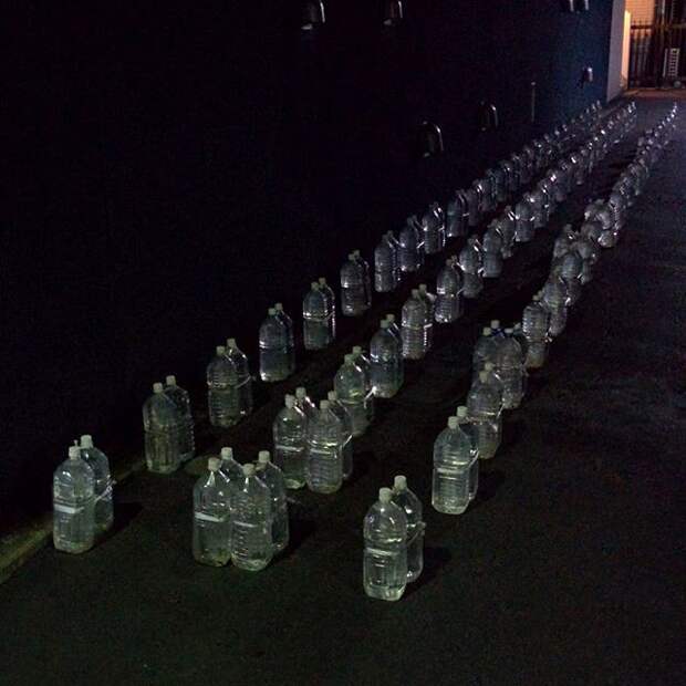 А это просто бутылки с водой, которые просто стоят в переулке под линеечку.. в мире, люди, прикол, япония