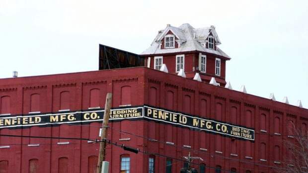 Маленький викторианский домик на крыше фабрики Penfield в Сиракьюсе, Нью-Йорк