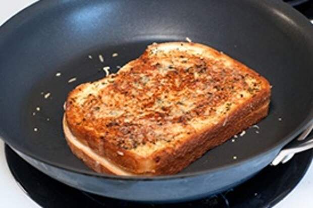Пожарить хлеб на сковороде с молоком. Жареный хлеб. Гренки на сковороде. Вкусный жареный хлеб на сковороде. Сэндвич хлеб на сковородке.