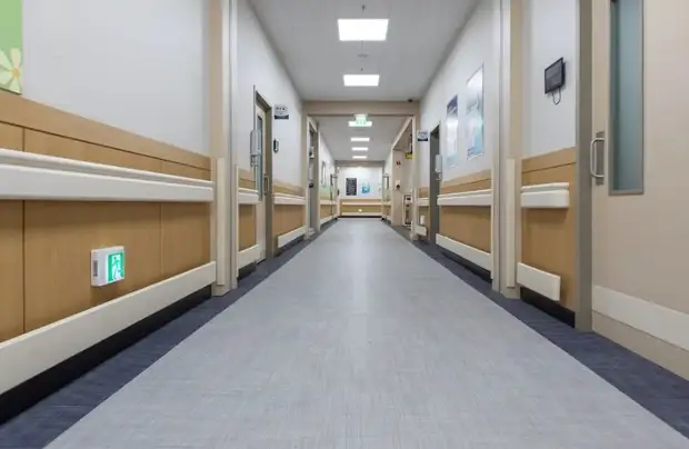 Почти 400 петербуржцев с COVID-19 находятся в реанимации