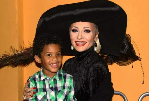 Ирина Понаровская с сыном. Ирина Понаровская с сыном.