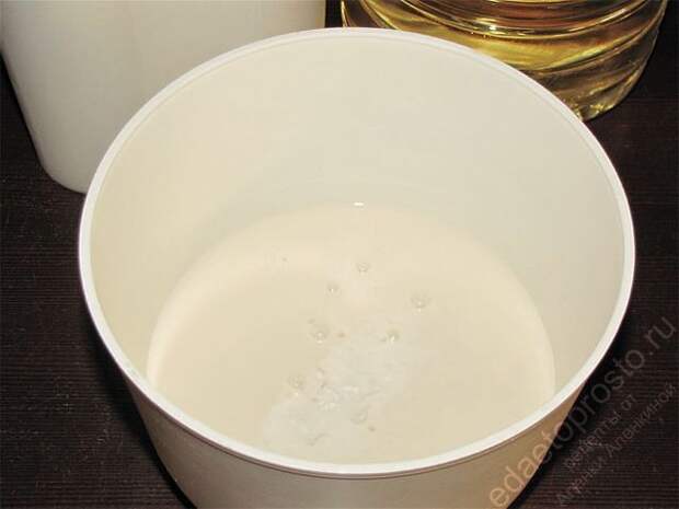 Влить в глубокую чашку всю ряженку и добавить к ней соду. Дать время молочной кислоте погасить соду. пошаговое фото приготовления эчпочмака