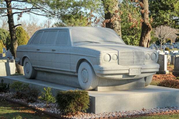 Гранитный мемориал Mercedes-Benz на кладбище в Нью-Джерси  mercedes, mercedes-benz, мемориал, памятник