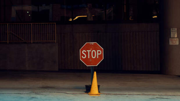 Полиция перекрыла дороги рядом с крупным пожаром на складе в Барнауле