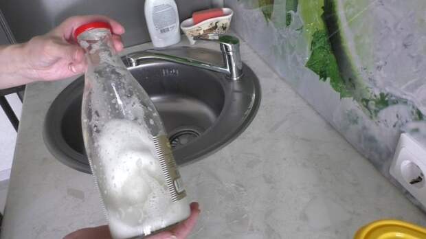 Необычный способ для мытья посуды, но зато действенный. /Фото: i.ytimg.com