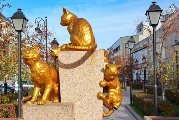 Одна из композиций в сквере сибирских кошек. / Фото: www.skyscrapercity.com Одна из композиций в сквере сибирских кошек. / Фото: www.skyscrapercity.com
