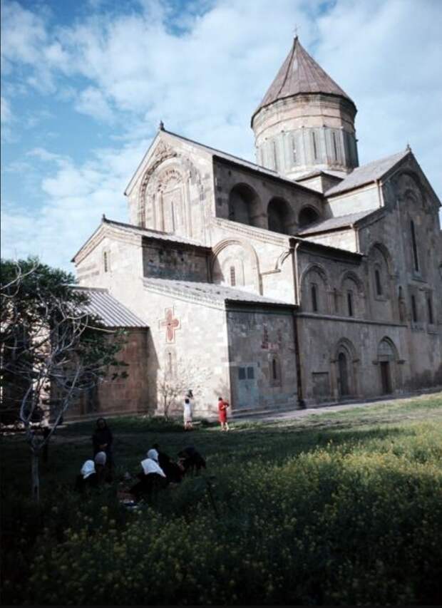 Тбилиси. Собор Цминда Самеба - самое большое церковное здание в Грузии