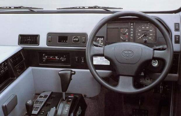 В России начались продажи списанных Toyota Mega Cruiser авто, война
