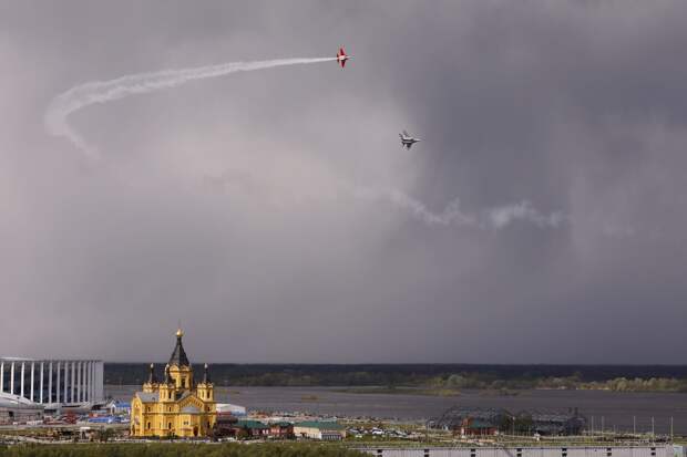 Истребители МиГ-29 и Як-130 показали мастер-класс в небе в День Победы
