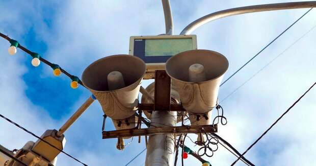 Зачем каждую ночь операторы ж/д ведут какие-то невнятные разговоры по громкоговорителям