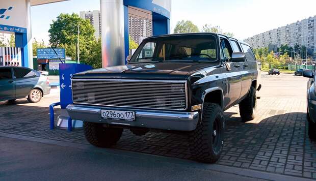 Любви все возрасты покорны. Владелец этого автомобиля (Chevrolet Suburban Silverado начала восьмидесятых) — всегда кросаучег, а его авто влюбляет в себя всех вокруг. автоприкол, креатив, тюнинг