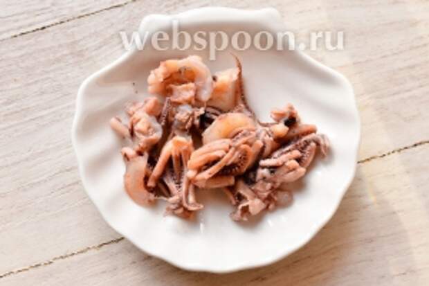 Подготавливаем необходимые продукты для паштета. Отвариваем осьминогов до полной готовности.