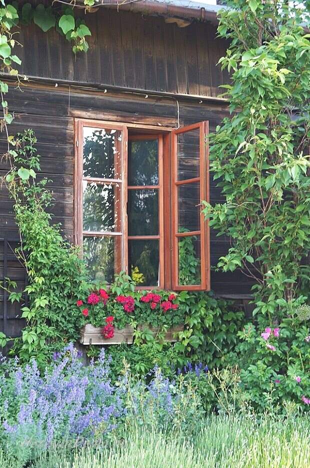 Окно старом деревенском доме