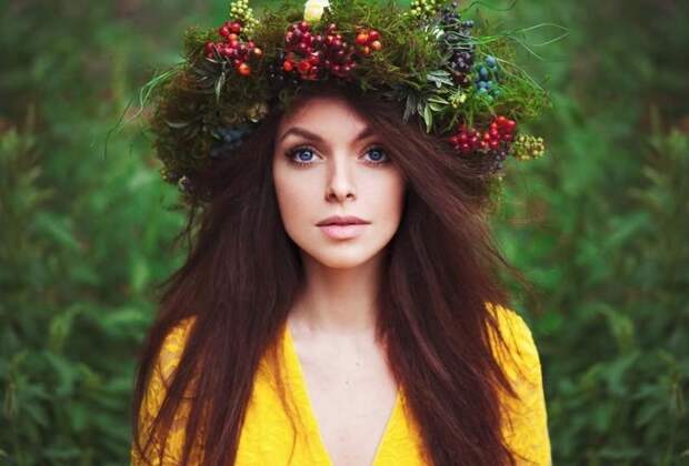 girlsinfloralwreaths02 800x542 20 восхитительных девушек с цветочными венками