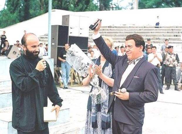 Шамиль Басаев вручает именной пистолет ПМ Иосифу Кобзону «За поддержку Чеченской Республики Ичкерия», 1997 год. история, люди, мир, фото