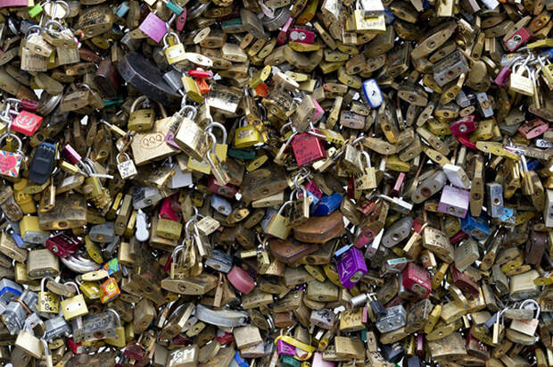 Миллион доказательств любви сняли с Pont des Arts в Париже