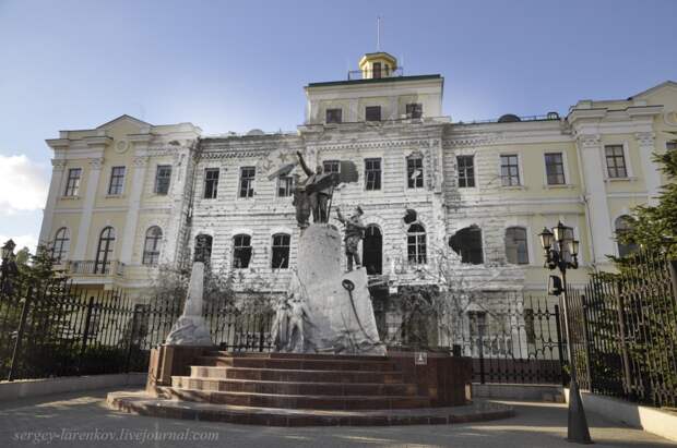 008.Новороссийск 1943-2014 Советский Военно-морской флаг у памятника Памятника Ленину sl.jpg 008.Новороссийск 1943-2014 Советский Военно-морской флаг у памятника Памятника Ленину sl.jpg