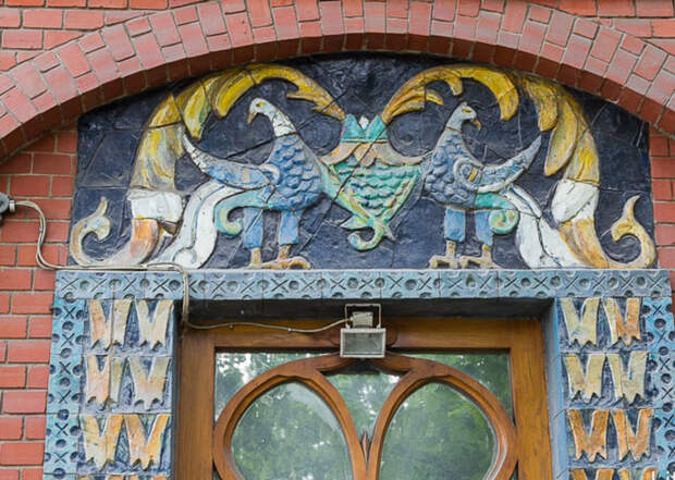 Тайны дома-сказки в центре Москвы: Почему архитектор утопил здесь свои картины, а Троцкий забрал квартиру хозяина