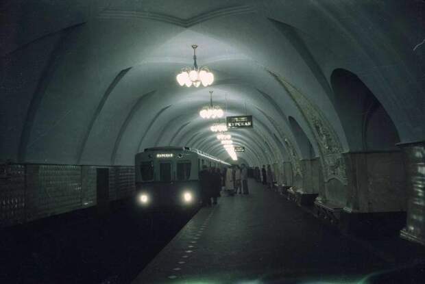Поезд на платформе станции «Таганская» Кольцевой линии Московского метрополитена. история, мдф, фото