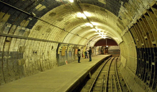 Олдвич Лондон, Англия Лондон обладает старейшим метро в мире. Естественно, что здесь можно насчитать сразу несколько станций-призраков. Остановка Aldwych использовалась как бомбоубежище во время Второй мировой войны, после которой так и не была введена в эксплуатацию вновь. Зато местные интерьеры полюбились киношникам: Олдвич можно увидеть в «28 недель спустя» и «Шерлоке».