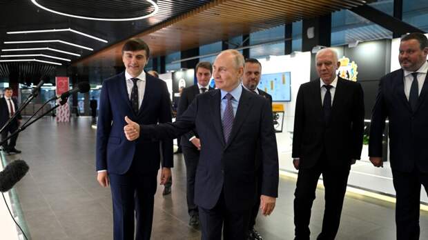 Путин пошутил о просьбе Грефа выделить миллиард на поддержку учебного IТ-проекта