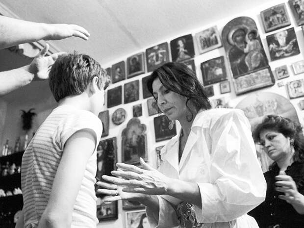 Джуна во время лечебного сеанса