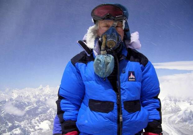 Самый пожилой мужчина, покоривший Эверест — Юкиро Миура. Юкиро Миура трижды покорял Эверест — в 70, 75 и 80 лет