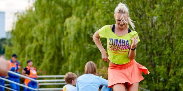 Бесплатные тренировки Zumba Fitness пройдут с 4 августа по 8 сентября в рамках МУФ. Фото: М. Денисов mos.ru. Пресс-служба мэра и Правительства Москвы