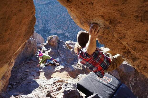 Эта маленькая девочка покоряет скалы вместе со своей мамой девочка, скалы