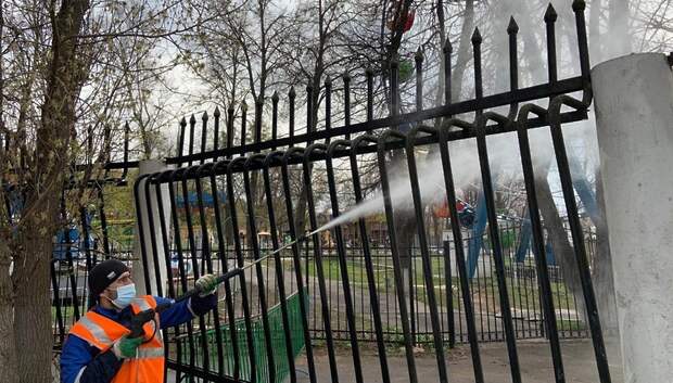 Рабочие помыли ограждения парка имени Талалихина в Подольске