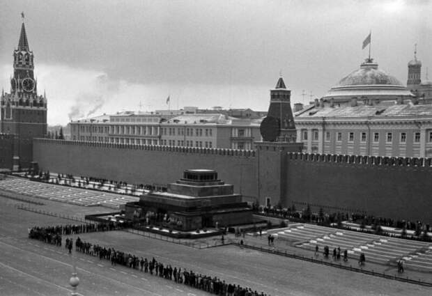 "Словно переживают революцию". Как Советский Союз встретил смерть Владимира Ленина