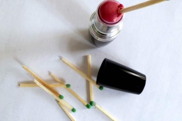 Спичками доставали остатки губной помады. / Фото: zabavatut.ru Спичками доставали остатки губной помады. / Фото: zabavatut.ru