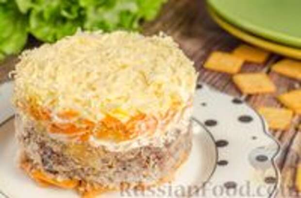 Фото к рецепту: Слоёный рыбный салат с крекерами, морковью и сыром