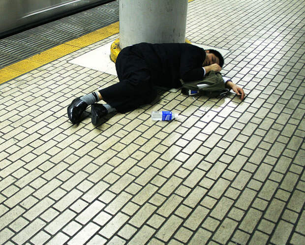 9. Пьяные офисные работники, спящие где им заблагорассудится   страна, сумасшествие, япония