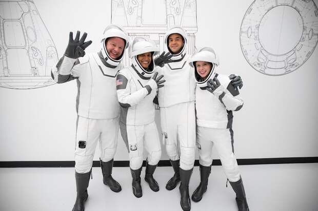 SpaceX готовится к запуску полностью гражданская миссии SpaceX готовится к запуску полностью гражданская миссии