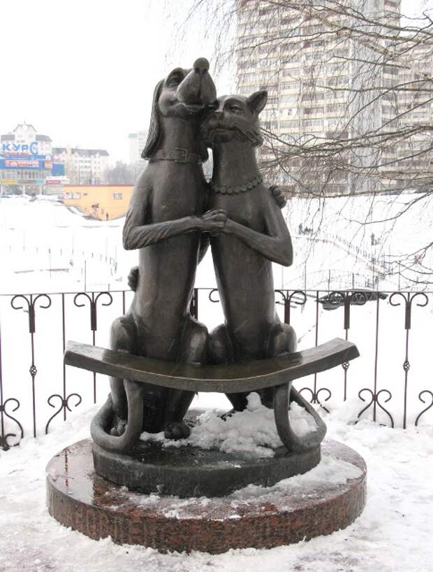 Памятник Скамья примирения. Собака и кошка. Фото  