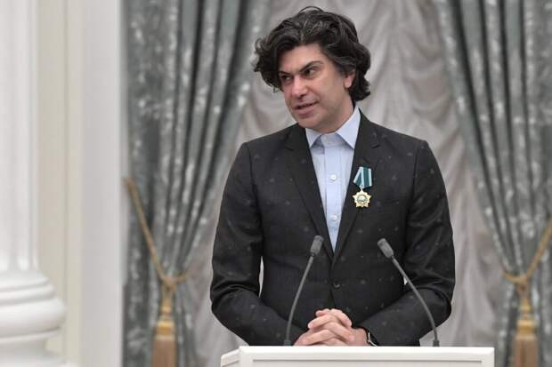 Цискаридзе пристыдил телеведущую за позу на фото в ложе Большого театра