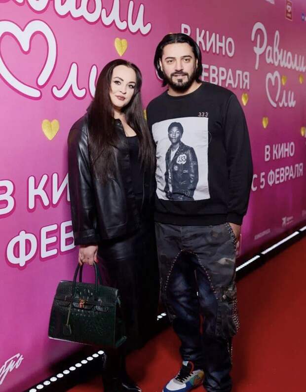 Солист группы «Корни» Александр Бердников появился на премьере фильма с супругой: фото
