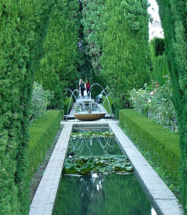 Прекрасные сады Хенералифе в Гранаде. Испания. Фото