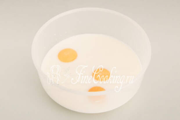 К яичным желткам добавляем 250 миллилитров молока (прямо из холодильника) и четверть чайной ложки соли