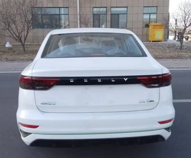 Расход 9,2 л метанола на 100 км. В Китае представлен необычный Geely Emgrand, работающий на спирту