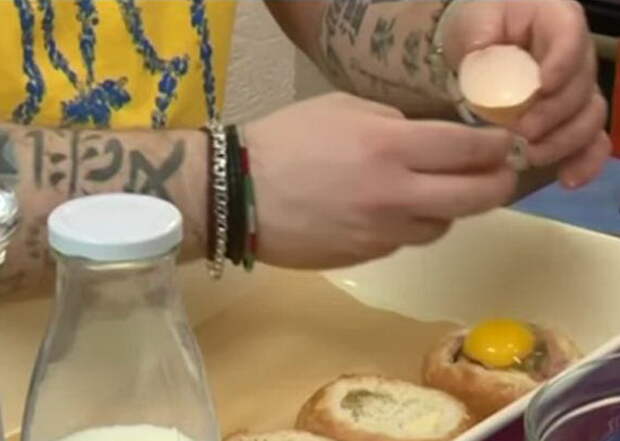 Выложить начинку слоями в булочку, сверху разбить яйцо.