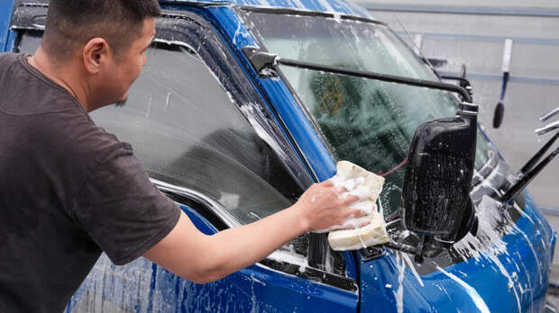 Водителей предупредили о штрафе до 250 тыс. рублей за мойку авто во дворе