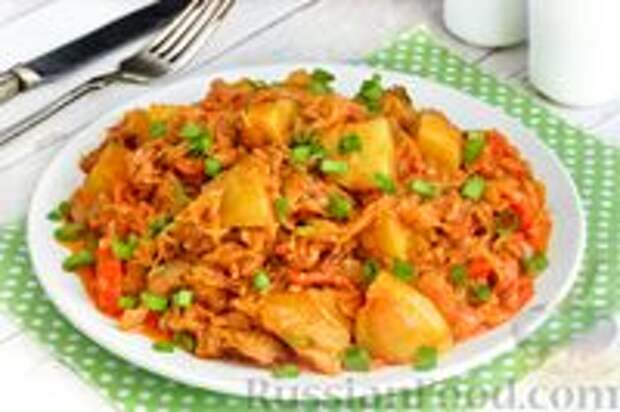 Фото к рецепту: Рагу с капустой, картошкой и тушёнкой