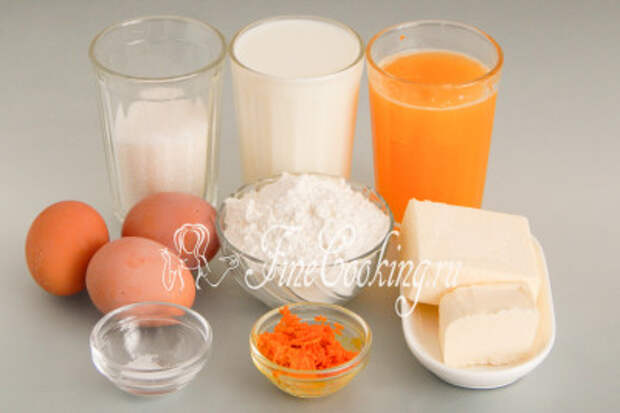 Для приготовления этих вкусных, нежных и ароматных десертных блинчиков нам понадобятся следующие ингредиенты: молоко любой жирности (я использую 2,8%), мука пшеничная высшего сорта, куриные яйца среднего размера (45-55 граммов каждое), качественное сливочное масло (жирностью не менее 72%), натуральный апельсиновый сок, цедра апельсина и соль