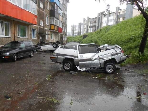 Летчик на Subaru врезался в балкон второго этажа